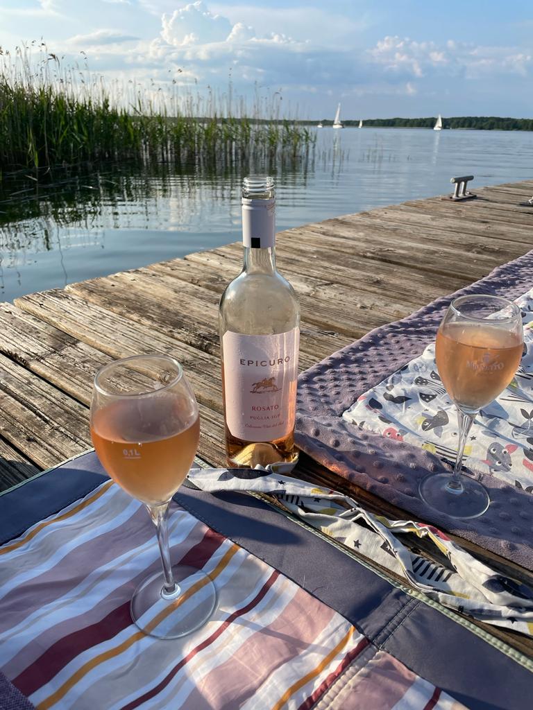 Wino różowe na letni wieczór z winem